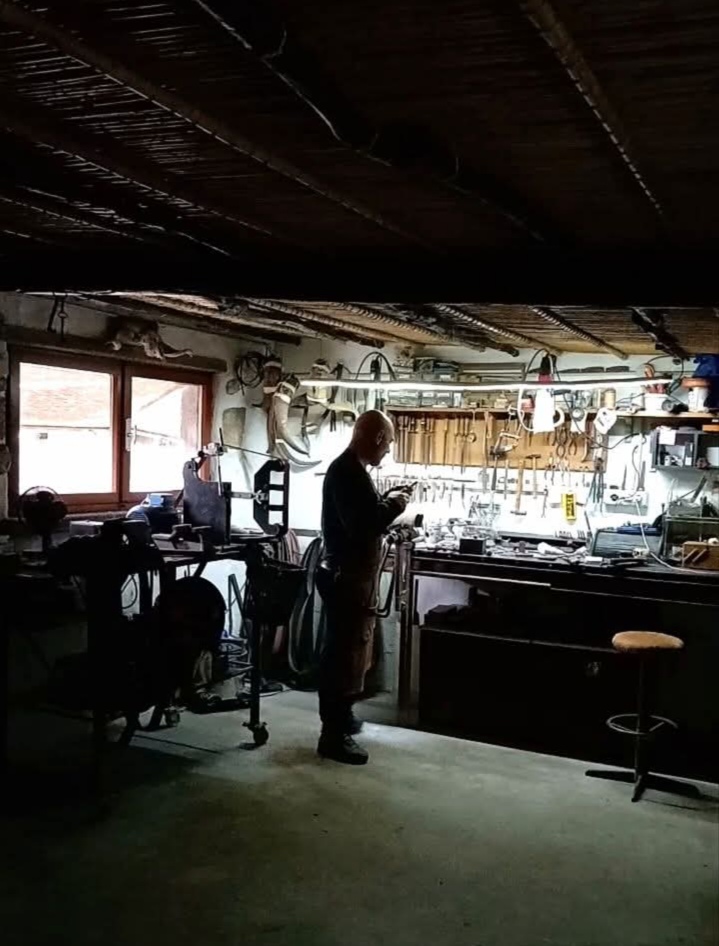 Daniele Cambarau al lavoro nel laboratorio