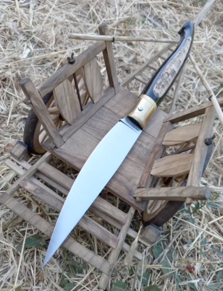 La Suergina - coltello artigianale di Daniele Cambarau su carretto sardo